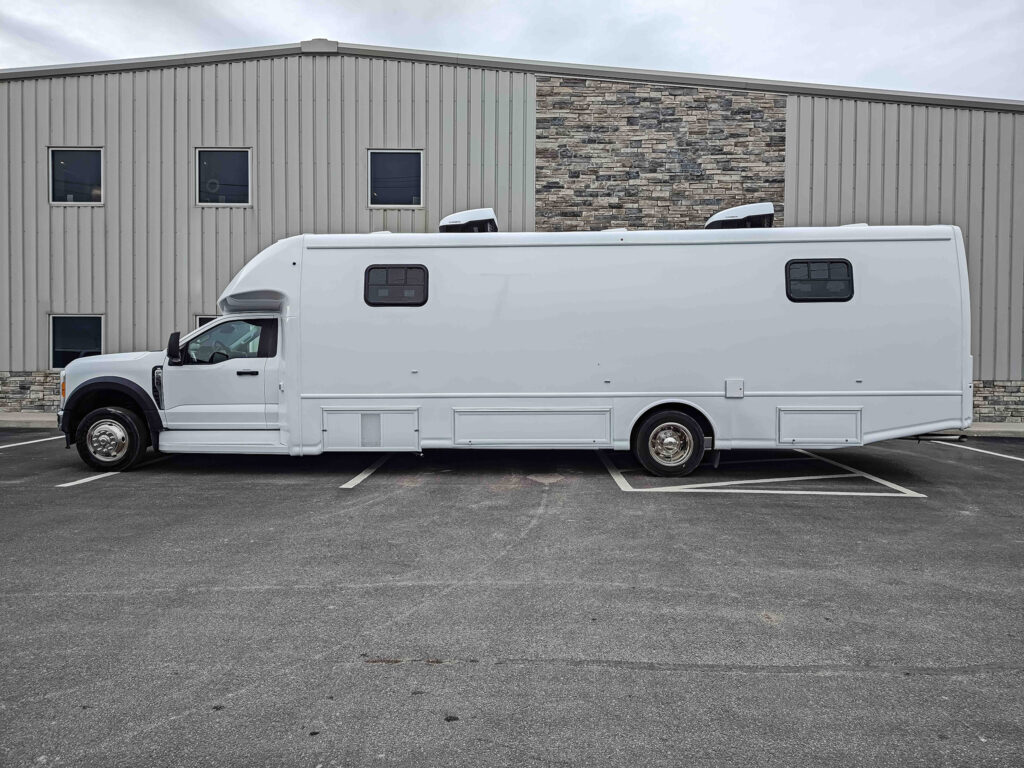 37ft three room mobile medical clinic with lift