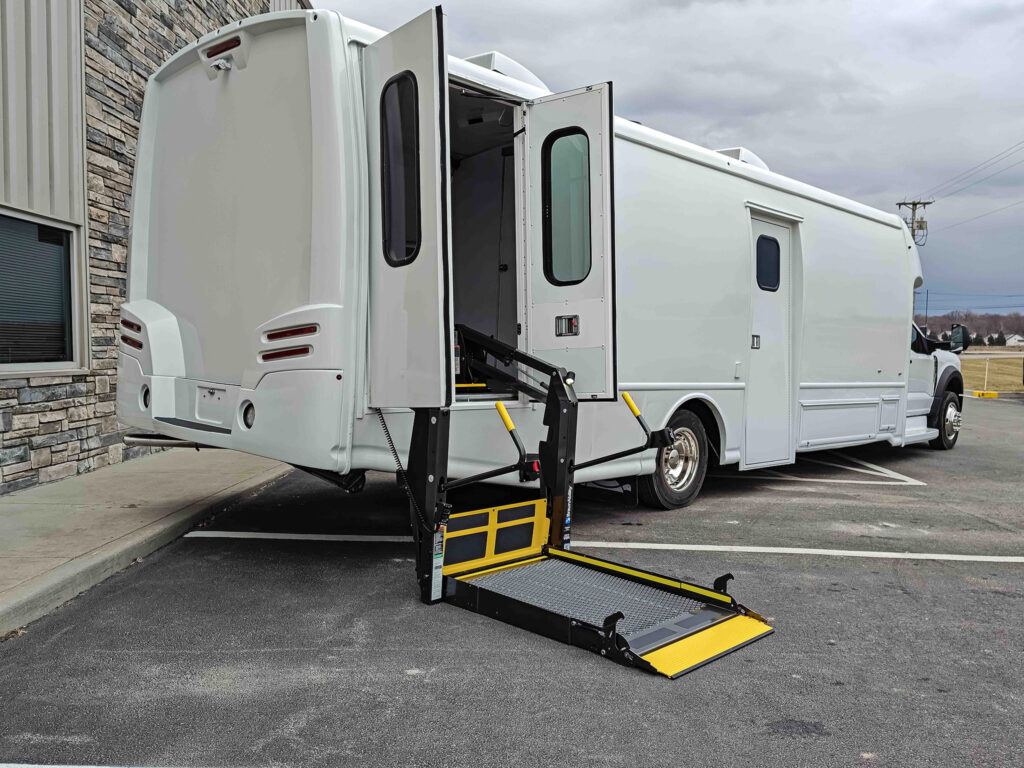 37ft three room mobile medical clinic with lift