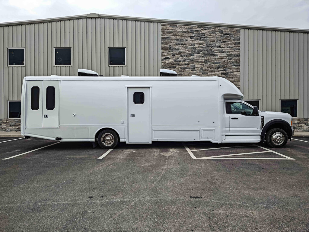 37ft three room mobile medical clinic with lift