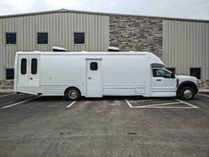 37ft three room mobile medical clinic with lift