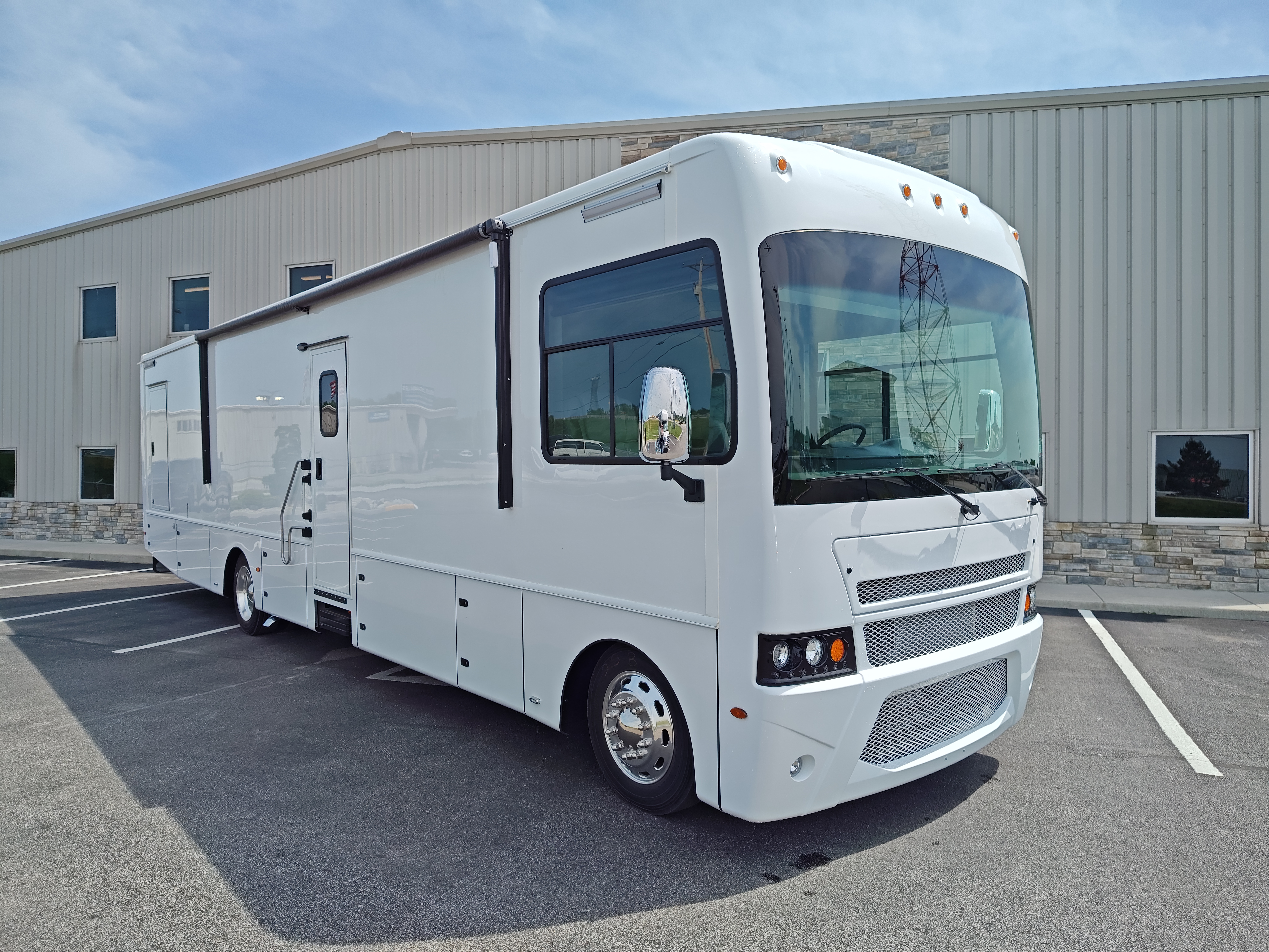 40ft Three Room Mobile Medical Clinic with Lab and Wheelchair Lift