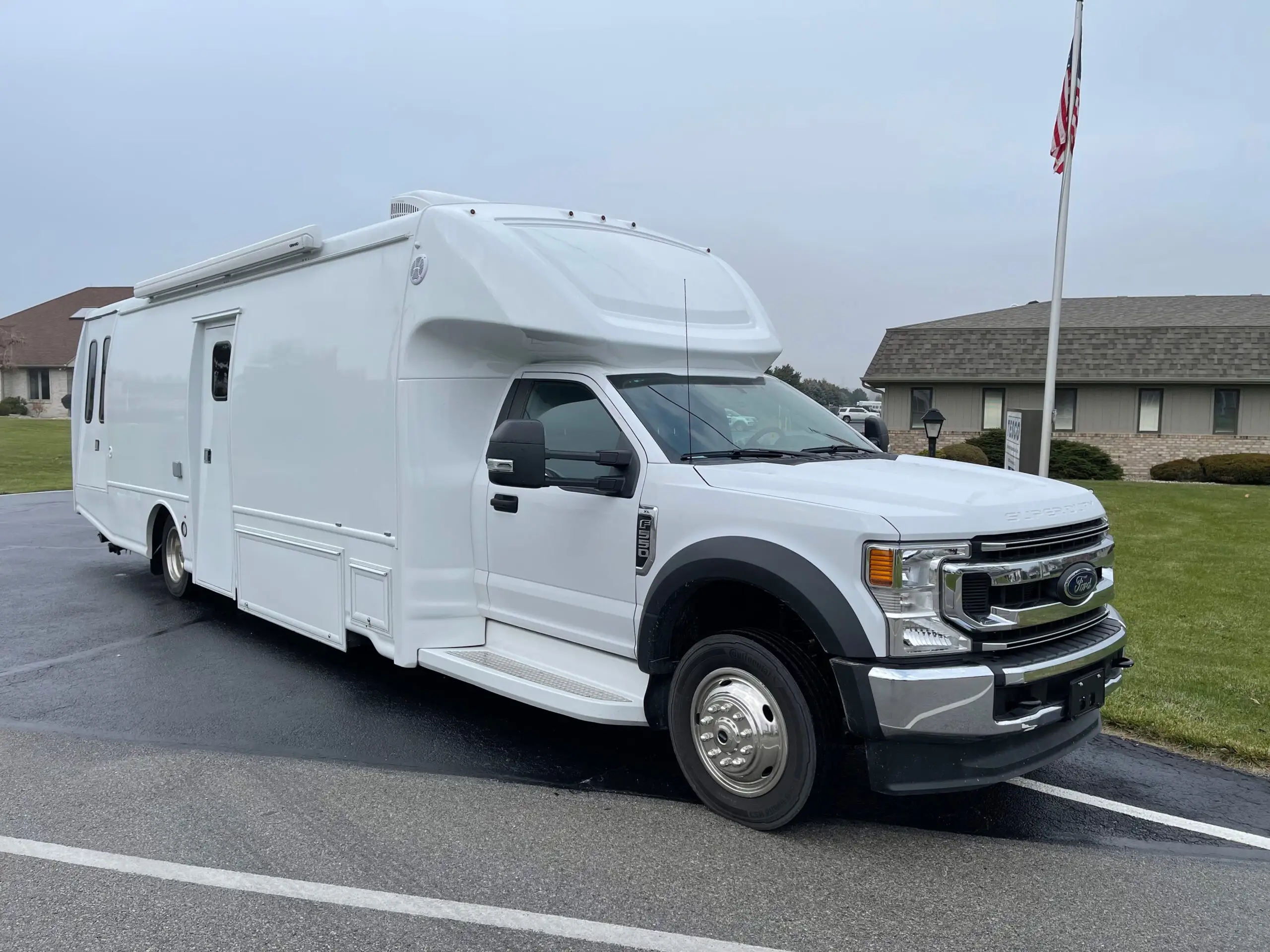 Two Room Mobile Dental Unit with Wheelchair Lift, Group L