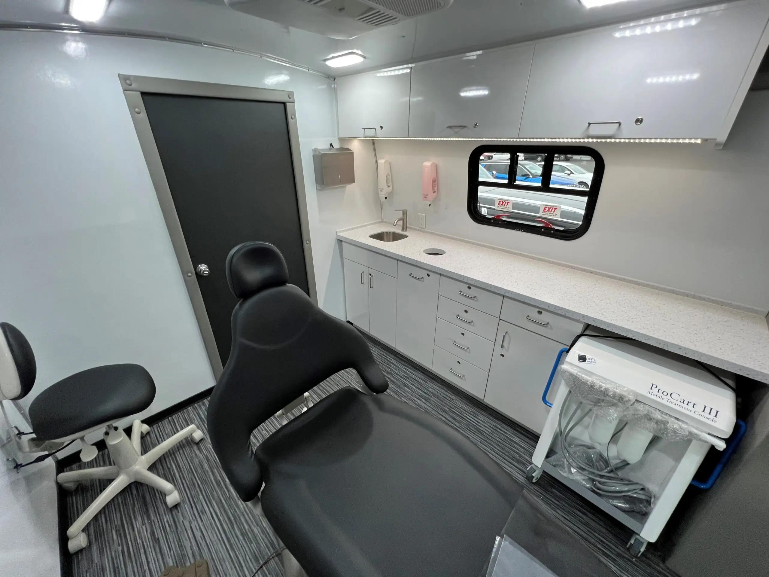 Two Room Mobile Dental Unit with Wheelchair Lift, Group L