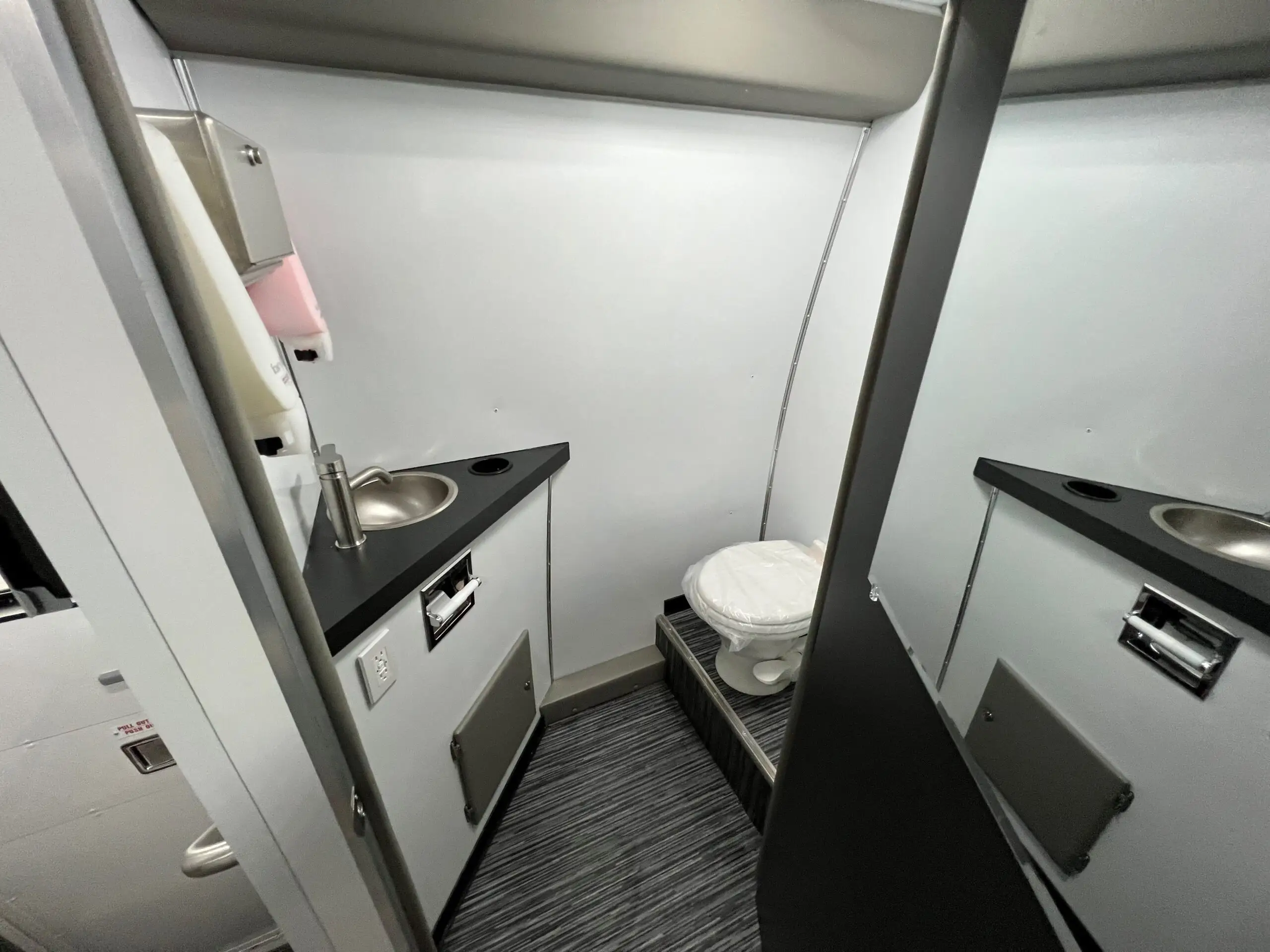 Two Room Mobile Dental Unit with Wheelchair Lift, Group L