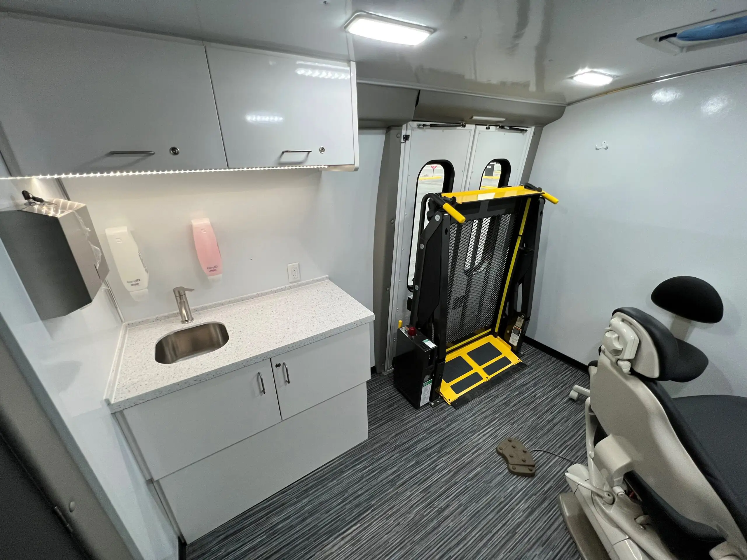 Two Room Mobile Dental Unit with Wheelchair Lift, Group L