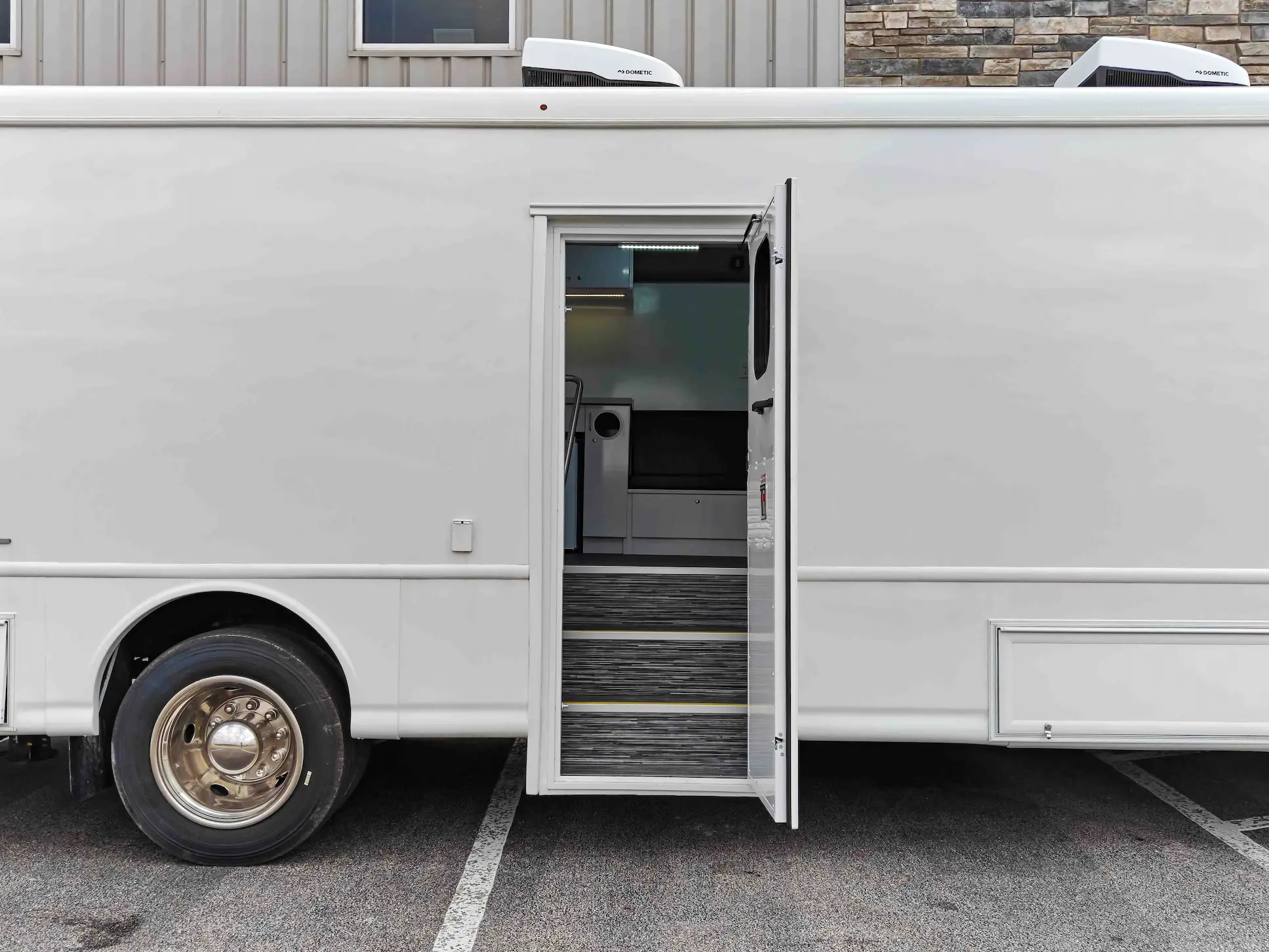 Image Showing the Entry of a 40 Ft Three Room Mobile Medication Unit